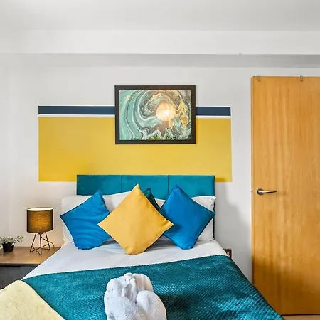Apartment Stunning Abode -sleeps 6 With Balcony! Bristol