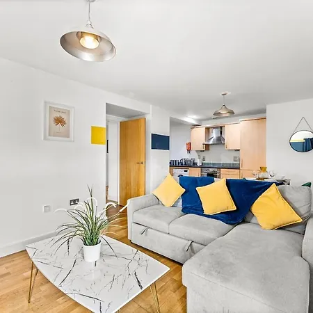 Stunning Abode -sleeps 6 With Balcony! * Bristol