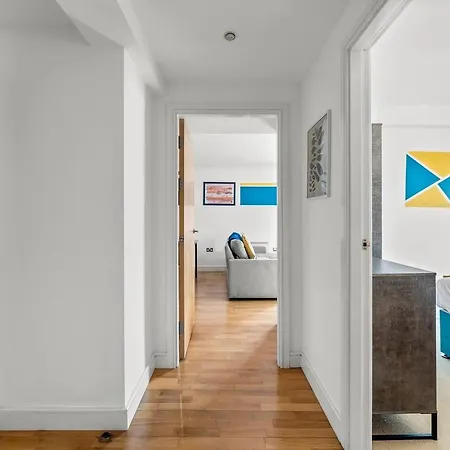 Stunning Abode -sleeps 6 With Balcony! Bristol