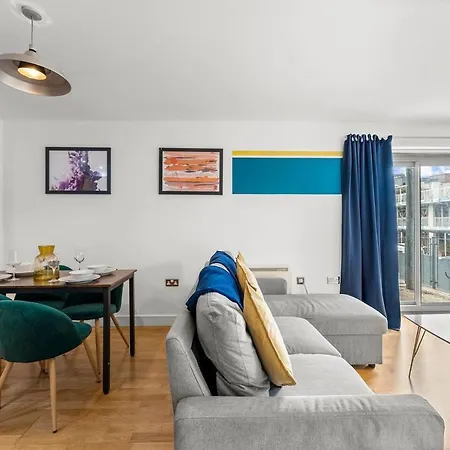 Stunning Abode -sleeps 6 With Balcony! *