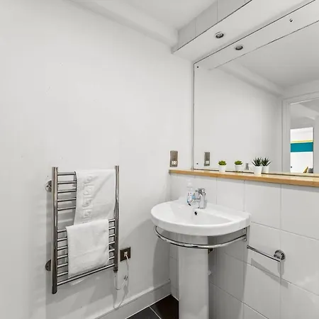 Stunning Abode -sleeps 6 With Balcony!