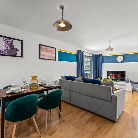 Apartman Stunning Abode -sleeps 6 With Balcony!