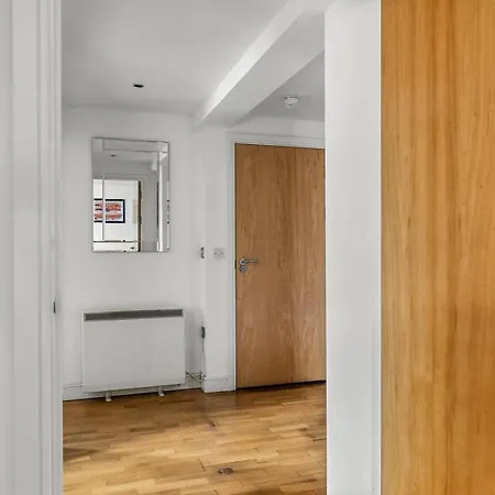 Stunning Abode -sleeps 6 With Balcony! *