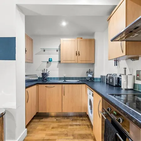 Stunning Abode -sleeps 6 With Balcony! Bristol