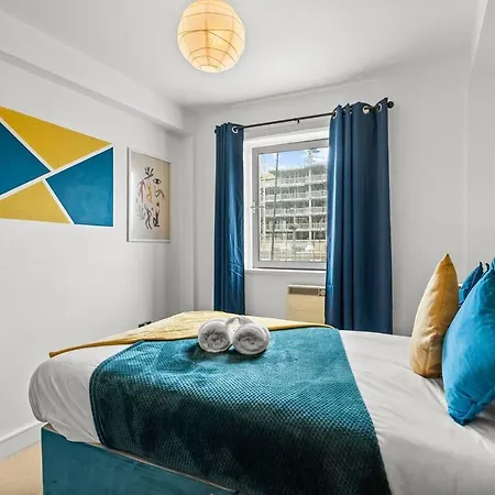 Stunning Abode -sleeps 6 With Balcony! * Bristol
