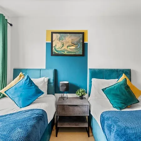 Stunning Abode -sleeps 6 With Balcony! شقة بريستول