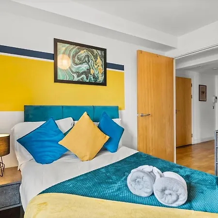 Stunning Abode -sleeps 6 With Balcony!