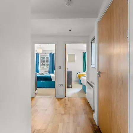 Apartman Stunning Abode -sleeps 6 With Balcony!